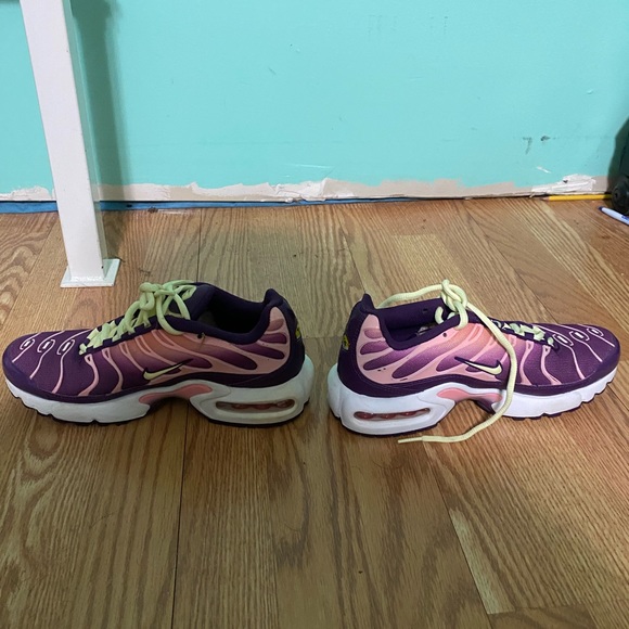 Nike Purple and Pink Athletic Shoes - Picture 3 of 5